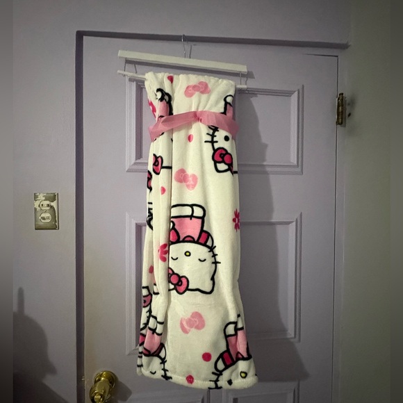 Hello Kitty Flower Daisy Bow White Blanket Soft Plush Throw 50" x 70" - Picture 1 of 1
